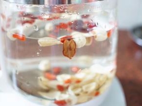 加适量的清水，然后入枸杞、红枣、莲子、百合