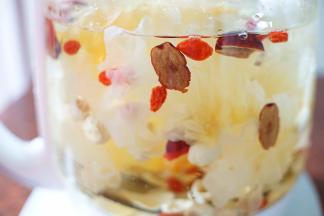 再放入银耳，盖上盖，煮15分钟-20分钟就可以出胶啦，再按自己的口味放上适量的冰糖！