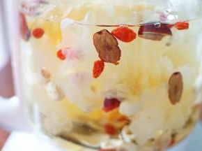 再放入银耳，盖上盖，煮15分钟-20分钟就可以出胶啦，再按自己的口味放上适量的冰糖！