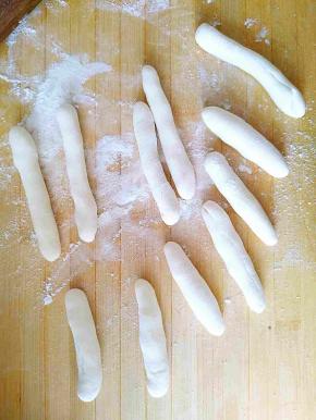 把每一个面剂子都搓成长条