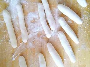 把每一个面剂子都搓成长条