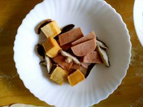 水开稍煮片刻之后把配料捞出装盘备用。这个时候锅中的水已经有香菇味道了。