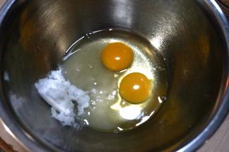 鸡蛋入打蛋盆中，同时加入白糖；白糖可以是细砂糖，也可以是没有结块的绵白糖