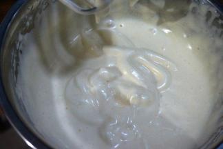 鸡蛋入打蛋盆中，同时加入白糖；白糖可以是细砂糖，也可以是没有结块的绵白糖； 3.	用电动打蛋器中速打发出粗泡，待泡沫丰富后且呈白色时，转低速，这样可以使蛋糊少气泡；待打到体积明显变大，颜色发白时，提起打蛋器，蛋糊缓慢而顺畅地流下来，痕迹10秒钟不消失，打发结束