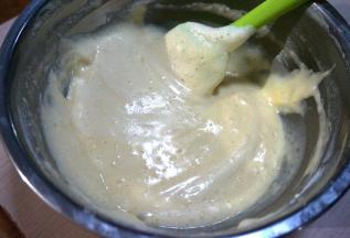 用刮刀将玉米油与蛋糊混合均匀，呈细腻有光泽的蛋糕糊