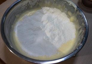 面粉筛入蛋糊中，尽量离盆高一点，让面粉中间充满了空气；面粉可以一次也可以分两次筛入