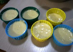 将蛋糕糊倒入烘焙专用纸杯中，8成满即可