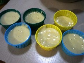 将蛋糕糊倒入烘焙专用纸杯中，8成满即可