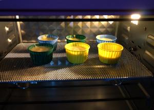 送入预热好的烤箱中层，140度，上下火，30分钟。表面上色呈浅褐色，且蛋糕鼓起后回落并保持5分钟不动的状态即可；出炉后可拿着纸杯在桌上震几下，不用倒扣