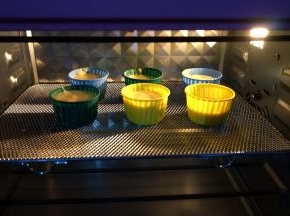 送入预热好的烤箱中层，140度，上下火，30分钟。表面上色呈浅褐色，且蛋糕鼓起后回落并保持5分钟不动的状态即可；出炉后可拿着纸杯在桌上震几下，不用倒扣