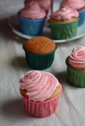 打好的淡奶油入裱花袋中，挤在已经晾凉杯子蛋糕上