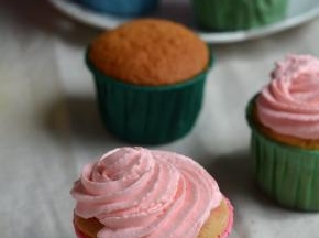 打好的淡奶油入裱花袋中，挤在已经晾凉杯子蛋糕上