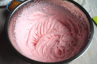 冷藏10个小时以上的淡奶油加重量1/10的白糖，用电动打蛋器打发均匀，出现明显纹路，加几滴食用粉红色素，再搅打均匀即可