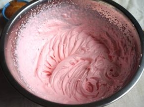 冷藏10个小时以上的淡奶油加重量1/10的白糖，用电动打蛋器打发均匀，出现明显纹路，加几滴食用粉红色素，再搅打均匀即可