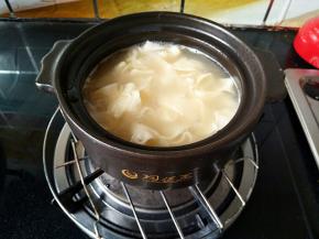 碗锅中的水再次烧开的时候把面皮放进去。