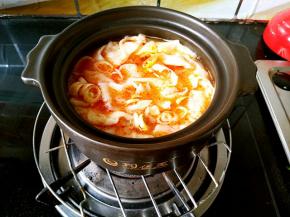 调入老干妈豆豉酱和少许的黄豆酱，少许的盐和味精，在面片马上要熟的时候放入葱花调味。