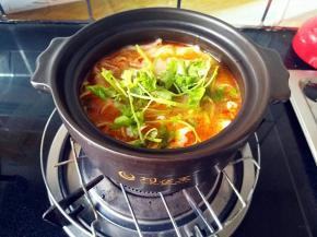 关火，把香菜段放进去烫一下。