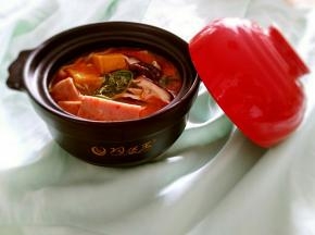 再把煮好的火腿片，豆腐泡和香菇片摆放好就可以开吃了！