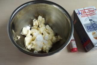 先来做中间的粉色心形夹心：材料：奶油奶酪100克，淡奶油40克，白糖10克，食用粉红色素数滴，实际用量是所有这些材料的2倍，因为我做了两个夹心；奶油奶酪提前称量，室温下软化