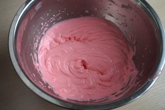 继续用电动打蛋器把搅打均匀，呈浓稠状