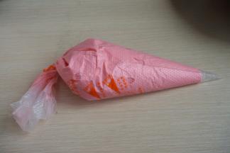 将奶油奶酪糊入裱花袋中