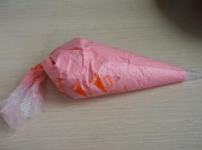 将奶油奶酪糊入裱花袋中