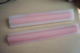 将两半一对，卡上，多余的一些奶酪糊就被挤到富余的空间了；将模具送入冰箱冷冻几小时，直到完全凝固再使用