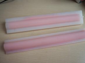 将两半一对，卡上，多余的一些奶酪糊就被挤到富余的空间了；将模具送入冰箱冷冻几小时，直到完全凝固再使用