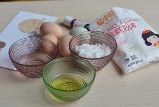 现在来做蛋糕卷：50克带壳柴鸡蛋4个，低筋面粉（蛋糕粉）65~70克，蛋白用白糖60克，玉米油30克，清水40克，食用红色素数滴