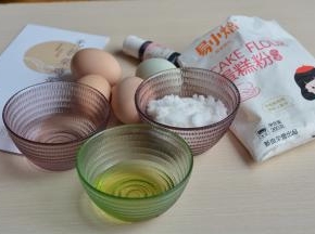 现在来做蛋糕卷：50克带壳柴鸡蛋4个，低筋面粉（蛋糕粉）65~70克，蛋白用白糖60克，玉米油30克，清水40克，食用红色素数滴