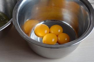 蛋黄蛋清分离，蛋白入无油无水的盆中，这样随后才好打发