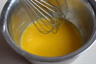 蛋黄依次加入玉米油、清水，混合均匀无油水分离状；白糖可以不用放，清水可以换成同比例的牛奶
