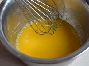 蛋黄依次加入玉米油、清水，混合均匀无油水分离状；白糖可以不用放，清水可以换成同比例的牛奶