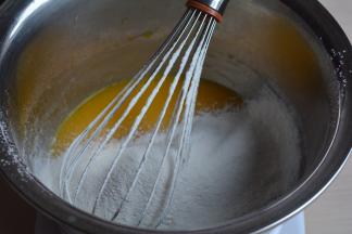 筛入面粉，由于面粉的吸水率不一样，所以可以预留10克左右的面粉