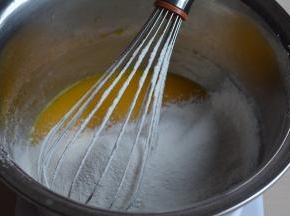 筛入面粉，由于面粉的吸水率不一样，所以可以预留10克左右的面粉