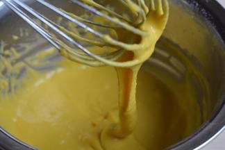 用手动打蛋器以不规则的方向将面粉和蛋黄混合均匀，提起打蛋器，比较浓稠而又顺利的流下来，如果太稀，可以把预留的10克面粉看情形分次筛入再混合