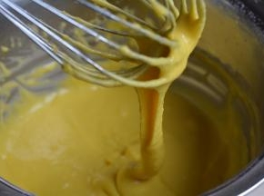 用手动打蛋器以不规则的方向将面粉和蛋黄混合均匀，提起打蛋器，比较浓稠而又顺利的流下来，如果太稀，可以把预留的10克面粉看情形分次筛入再混合