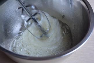 现在开始打蛋白糊：用电动打蛋器中速将蛋清打出粗泡，加入20克白糖