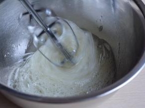 现在开始打蛋白糊：用电动打蛋器中速将蛋清打出粗泡，加入20克白糖