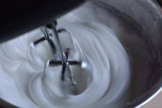 打到蛋白呈现明显纹路时，加入剩下的20克白糖；此时烤箱开始预热，160度，10分钟左右