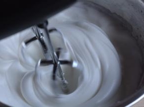 打到蛋白呈现明显纹路时，加入剩下的20克白糖；此时烤箱开始预热，160度，10分钟左右