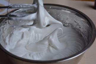 中速转低速打，可以使气泡细小，感觉手下有些阻力，而且蛋白糊细腻有光泽时，边关打蛋器边提起打蛋头，蛋白呈大的弯钩状时，蛋白糊打发完毕