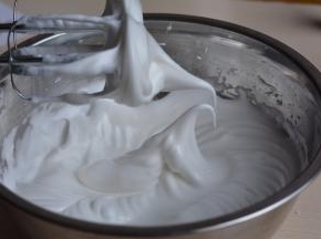 中速转低速打，可以使气泡细小，感觉手下有些阻力，而且蛋白糊细腻有光泽时，边关打蛋器边提起打蛋头，蛋白呈大的弯钩状时，蛋白糊打发完毕