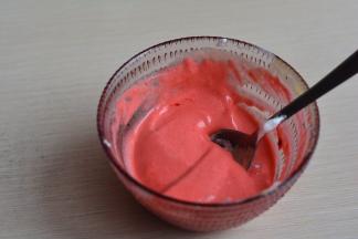 取少许蛋黄糊及二倍的蛋白糊，滴几滴红色素，用小勺混合均匀