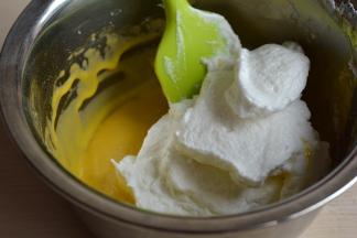 与此同时，取三分之一的蛋白糊入蛋黄糊中，用翻拌和切拌的方式将其混合均匀