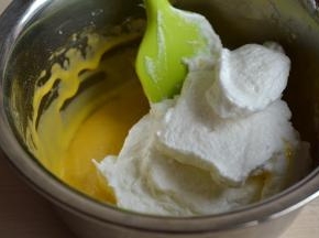 与此同时，取三分之一的蛋白糊入蛋黄糊中，用翻拌和切拌的方式将其混合均匀