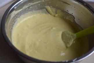 将混合好的糊倒回到蛋白糊盆中，继续用翻拌和切拌的方式混合成细腻的蛋糕糊