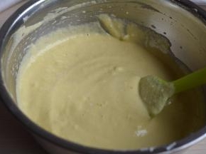 将混合好的糊倒回到蛋白糊盆中，继续用翻拌和切拌的方式混合成细腻的蛋糕糊