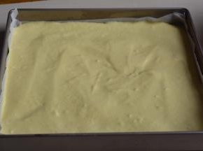 将蛋糕糊倒入提前端出来的烤盘中，用刮刀将表面略微刮平