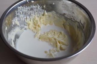 将冷藏后的淡奶油倒入奶酪糊中